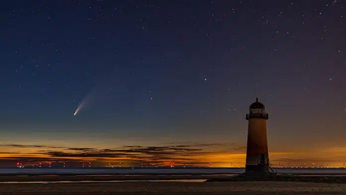 Komet Neowise im Jahr 2020 über Talacre - Foto: Howard Litherland / alamy